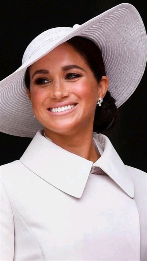 meghan markle dior hat